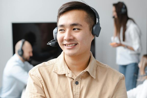 Call center agent taking calls using virtual call center solutions for efficient customer support