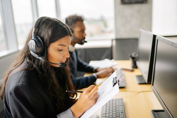 Customer complaint resolution agent handling support calls