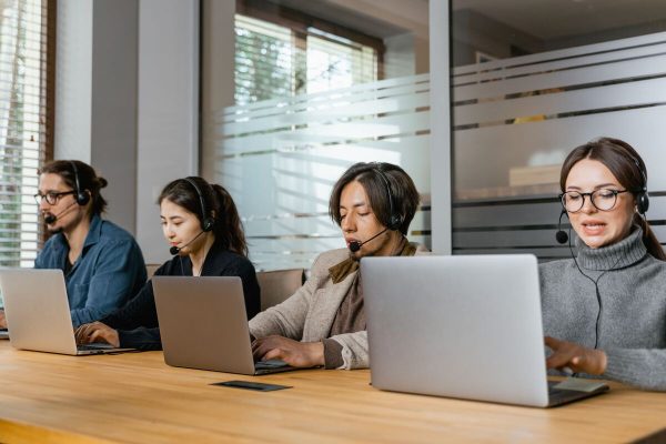 Support team from top BPO companies handling customer calls