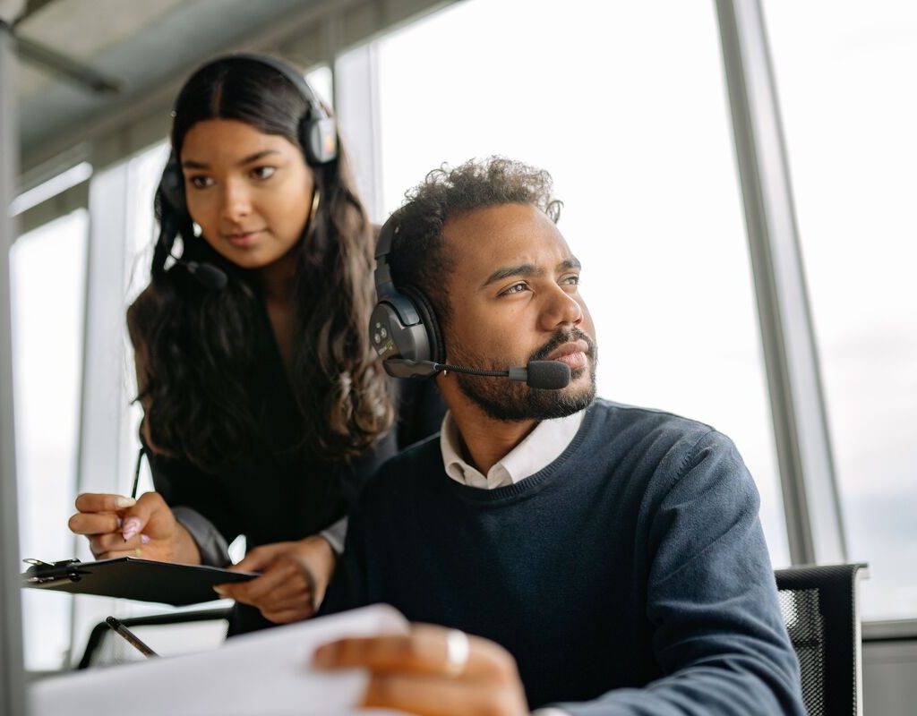 Customer support team structure agent handling customer calls